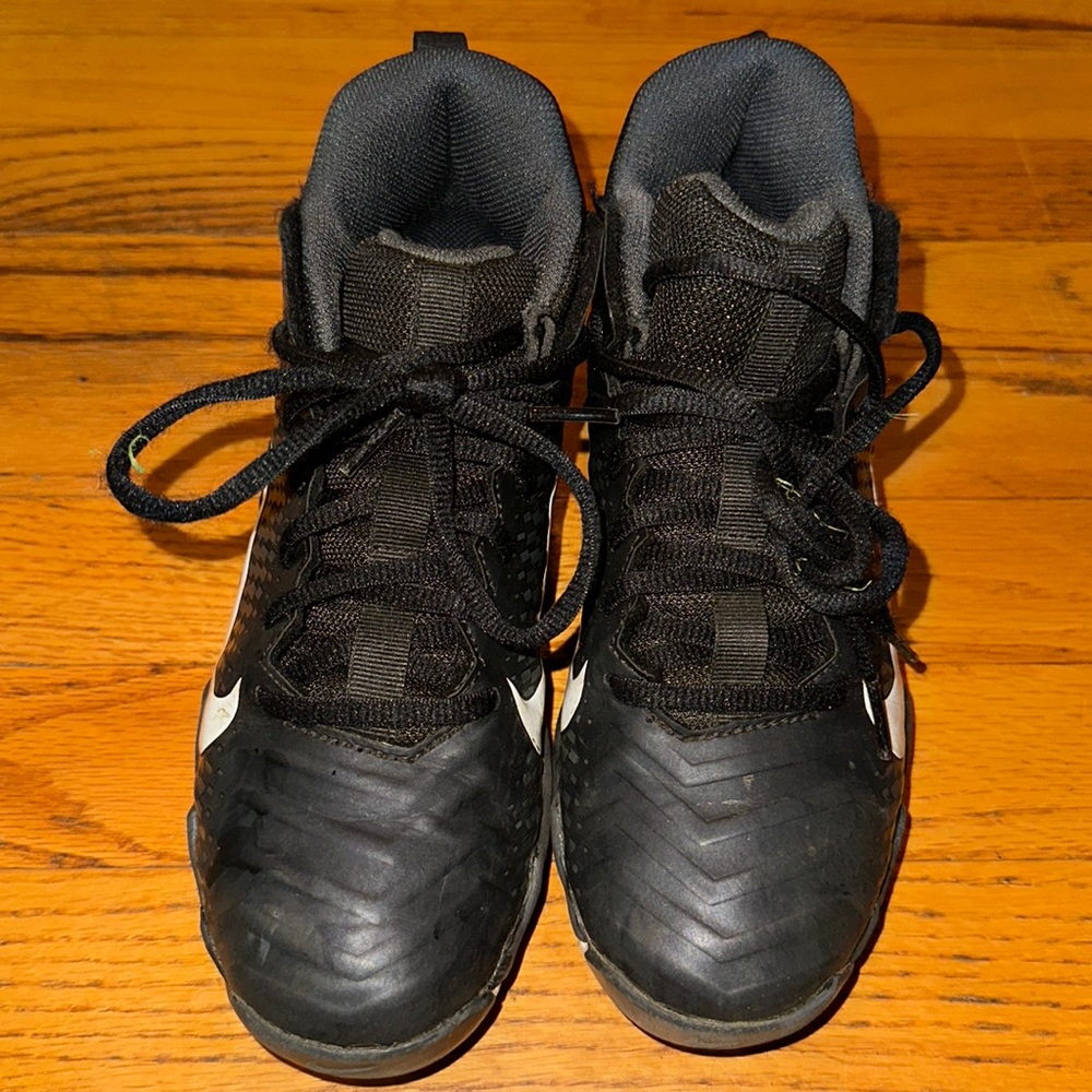 Nike football cleats 3 strap closure little boys